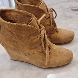 Gianni Bini Tan Faux Suede Wedge Boots Sz 6-6.5 No Tag‎ Laces Boho Ankle Boots